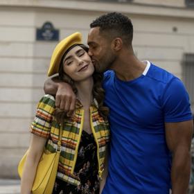 Lucien Laviscount a Lily Collins v seriálu Emily v Paříži.