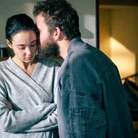 "Je to sociální erotické drama o ztrátě sexuální intimity, ale také o lásce a o tom, co je člověk ochotný pro tu lásku udělat, do jaké míry za ni chce bojovat," popsala Vanda Chaloupková snímek vlastními slovy pro eXtra.cz.