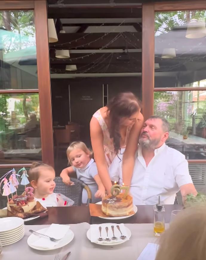 FOTO: Třetí narozeniny oslavila Lilinka se svým tatínkem, kterému bylo 67. – stránka 395