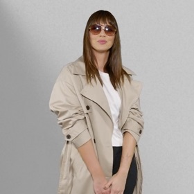 Volnočasový outfit s bílými teniskami. Styling od Nikoly Markové. 