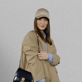 Posledním outfitem s bílými teniskami je trocha divočiny se zvířecím vzorem. Na pěti příkladech vidíte, jak jsou bílé tenisky variabilní.