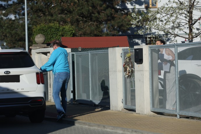FOTO: Agáta Hanychová vychází z domu. – stránka 1336
