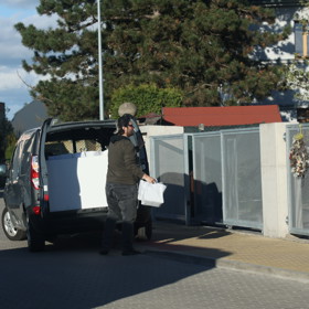 Agátě poté přivezli jídlo. 