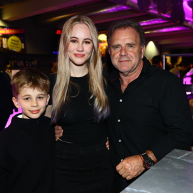 Dcera Jakuba Smolíka, Petra, s tátou a bratrem Jakubem na slavnostní premiéře muzikálu Zlatovláska.