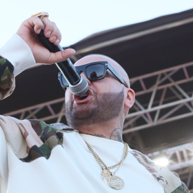 Rytmus nám na místě následně poskytl rozhovor. Rozpovídal se nejen o hudební kariéře, ale i o poněkud bouřlivějším stylu života, který se s koncertováním často pojí. 