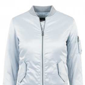 Něžný odstín zdobí také bomber v ledově modrém tónu. (Urban Classics, 1 699 Kč)