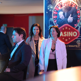 Vanda zavede Hanu do herny, aby jí ukázala vzrušení ze hry.