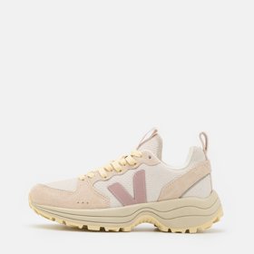 Robustní tvary letí. Sluší i modelu oblíbených tenisek Venturi značky Veja, 4 699 Kč.