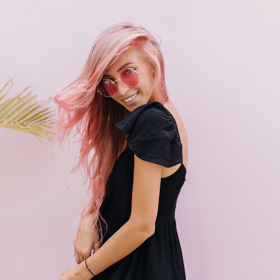 Prozáření pramínků s odstínem peach fuzz vytváří mladistvý look.