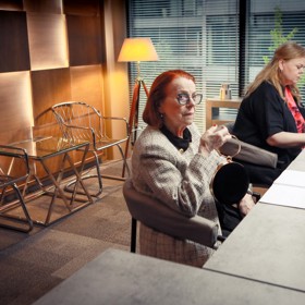 Obě herečky udělaly ve scénáři drobné změny.