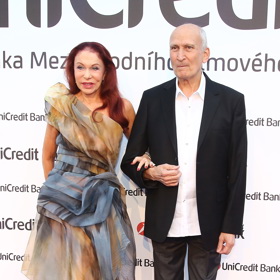 Módní návrhářka Blanka Matragi se svým manželem Makramem.