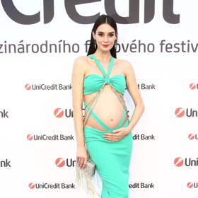 Modelka Kristýna Schicková v mátově zelené róbě od návrhářského dua Poner.