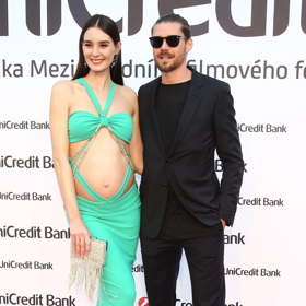 Kristýna Schicková přesto nevylučuje, že jednou podstoupí modelaci prsů. K této myšlence ji přivedly fyzické změny po dvou porodech a kojení (na snímku s manželem Lukášem Třešňákem).