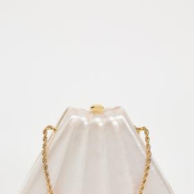 Kabelka ve tvaru lastury s perleťovým povrchem a řetízkem, Zara, 1 299 Kč.