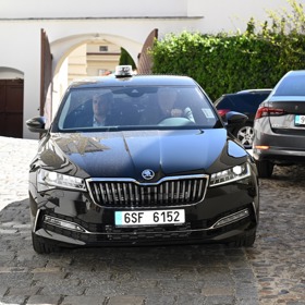 Miloše Zemana přivezlo auto až před restauraci.