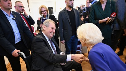 FOTO: Eliška Coolidge se vítá se Zemanem.