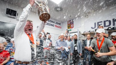 FOTO: Prezident Petr Pavel v kabině s trenérem Rulíkem a hokejovými hráči.