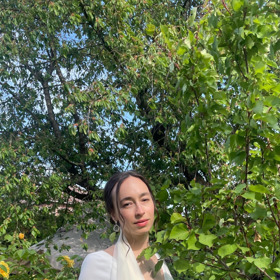 Anna Trojanová ve svatebních šatech, které si navrhla sama, ušila jí je kostymérka z Klicperova divadla. 