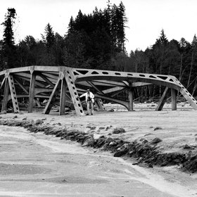 Vulkanická hmota se nezastavila ani před ocelovým mostem.