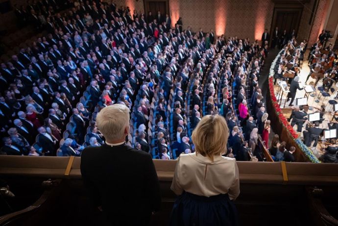 FOTO: Prezidentský pár zašel na slavnostní koncert České filharmonie k 20. výročí vstupu České republiky do Evropské unie. – stránka 12