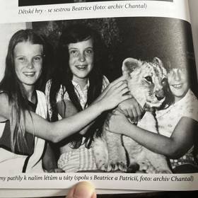 Chantal Poullain na archivním snímku se svými sestrami Beatrice a Patricií.