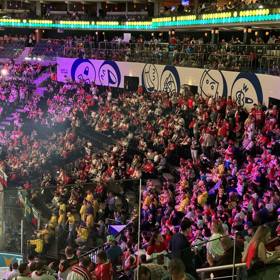 Tribuny jsou naplněné do posledního místa.