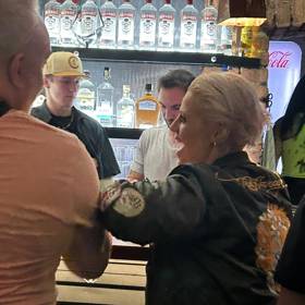 Charlotte dováděla na baru se starším mužem. 