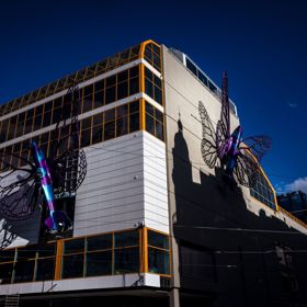 David Černý nedávno instaloval velké barevné motýly na nově zrekonstruovaný obchodní dům Máj.