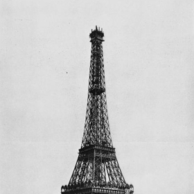 Protože neměla být věž trvalou stavbou, pokusil se podvodník Victor Lusting prodat turistickou atrakci do šrotu. Dokonce přijímal zálohy od překupníků. Pak utekl do Vídně.