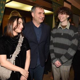 Dcera Jiřího Macháčka, Berta, má kaštanově hnědé vlasy po své mamince.