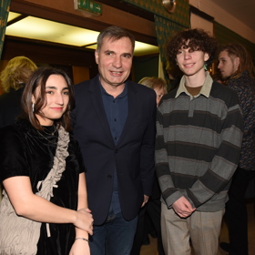 Dcera Jiřího Macháčka, Berta, si v dětství zahrála ve filmu Medvídek.