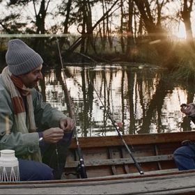 Emmin sen: Šestnáctiletá Emma a její otec Mark žijí v deltě Del Tigre u Buenos Aires. Každé ráno usedají do lodě, aby se Emma dopravila do školy a Marco rozvezl sousedům propanbutanové láhve. Jejich život bez matky a manželky je těžký, ale vzájemný vztah pevný a láskyplný. A křehký. Velkou zkouškou si musí projít ve chvíli, kdy Emma dostane příležitost odjet na stipendium do Londýna...