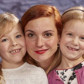 Dagmar Stránská (Míša Mauerová) alias Digi vychovávala po smrti svého manžela tyto roztomilé holčičky.