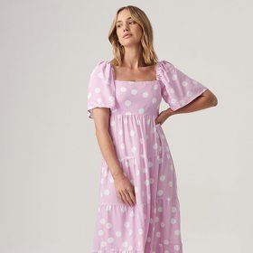 Nádherně ale stále vypadají puntíkované šaty v pastelových barvách. (Fated, 2 099 Kč)