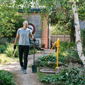 Zahradní architekt Ferdinand Leffler radí zachovávat na zahradě rostliny, které zde rostly po staletí.