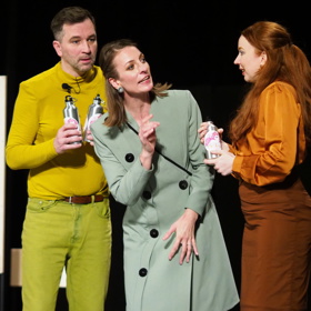 Herečka Anna Polívková v nové divadelní hře Jana Svěráka, Dobré ráno s Findou. Anna hraje zanícenou ekologickou aktivistku. Vlevo Ondřej Sokol, vpravo Alena Doláková.