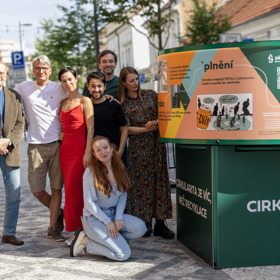 Komedie Dobré ráno s Findou navazuje na předchozí spolupráci s Mattoni 1873 a společně vyvrací zažité mýty o ekologii. Třeba ty spojené s PETkami. Proto bude s představením po republice cestovat také cirkulární objekt Cirkleon. který vysvětluje principy cirkularity PET lahví a plechovek.