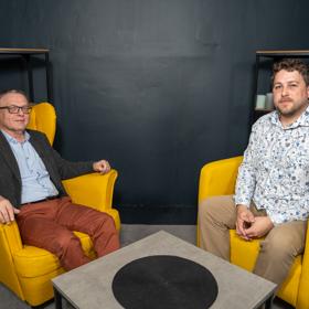 Lubomír Zaorálek s moderátorem pořadu eXtra Host.