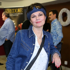 Simona Postlerová kombinovala šátky s džínovinou.