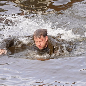 Jakub Prachař musel na natáčení do vody.