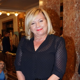 Politička Alena Schillerová tvrdí, že černá barva zeštíhluje, proto se v ní cítí dobře.