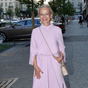 Jitka Asterová oblékla lila midi šaty košilového střihu se skrytým zapínáním, rozevřenými rukávy a vázačkou v pase.