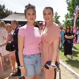 Růžový top oblékla k džínovým šortkám mladší dcera Ivy Kubelkové, Karolína. 