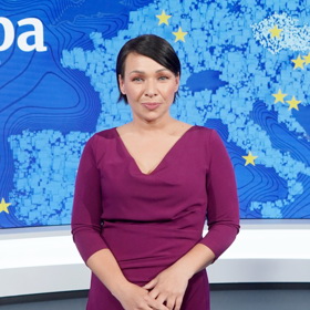 Reportérka Bára Divišová se teď na televizní obrazovce objevuje s tmavě černým krátkým účesem s patkou.