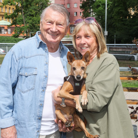 Jeho žena Jarmila mu na tiskové konferenci dělala společnost.