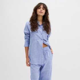 Elegantní, stylové a nadmíru pohodné. To jsou letní módní sety kalhot a košile, které v mnoha ohledech připomínají pohodlné pyžámko. (My Essential Wardrobe)