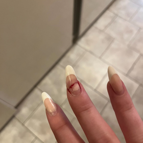 Akrylové nehty jsou pro mnoho žen lákavou ozdobu, dovedou ale způsobit také spoustu bolesti.