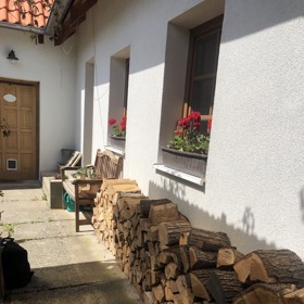 Zápraží domečku.