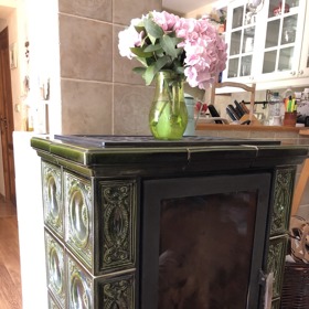 Kachlová kamna nemohou v chalupě chybět.