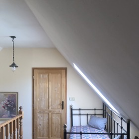 Tato krásná postel v patře je pro - zvířata, psa a kočičku.